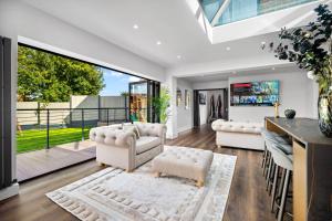 Superb Luxury 3 Bedroom House - Garden - Parking - Outdoor Playground 17P