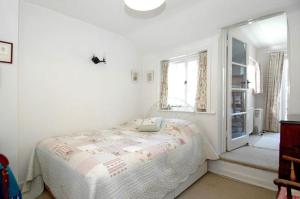 4 Coastguard Cottage, West Wittering