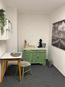 1 bedroom with private bathroom & Kitchenette