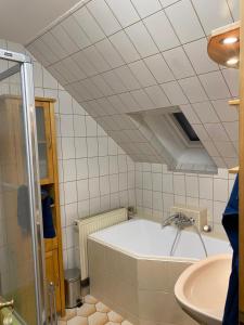 1 bedroom with private bathroom & Kitchenette