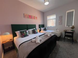 Comfortable Leicester Glen Cottage Stay, Free Parking, Sleeps 9