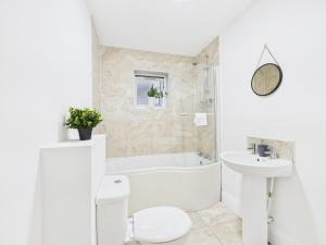 Worcester Retreat by Signature Stays - Pool & Spa - Gym - Modern