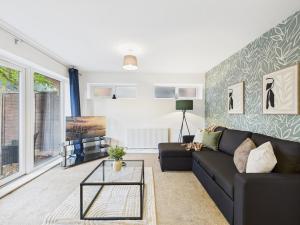 Worcester Retreat by Signature Stays - Pool & Spa - Gym - Modern