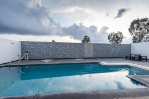 Crystal Blue Villa by StayJadePrivatePoolVegFood