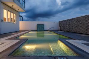 Crystal Blue Villa by StayJadePrivatePoolVegFood