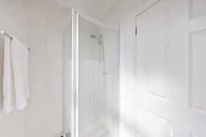 Modern King Bed WiFi Kitchen Perfect for Long Stay