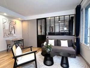 Champs-Elysées - Prestige apartment with lift avenue Matignon