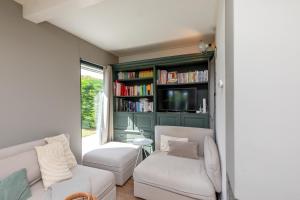 Welcome in - Strandhuis Schoneveld, zonnige en ruime tuin met speeltoestel