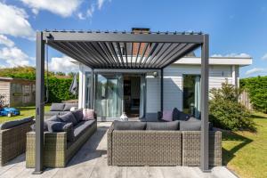 Welcome in - Strandhuis Schoneveld, zonnige en ruime tuin met speeltoestel