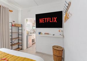 Cute Cozy Cottage near Sandton with Private Patio