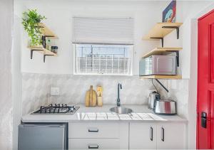 Cute Cozy Cottage near Sandton with Private Patio