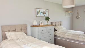 Seabreeze Cottage 2 bedroom - Sleeps 6 - Bron-Y-Wendon Holiday Park