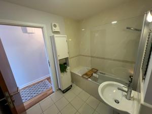 Newly Renovated D4 2BD The Aviva & Docklands