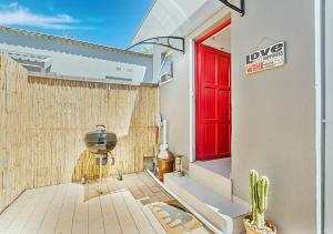 Cute Cozy Cottage near Sandton with Private Patio