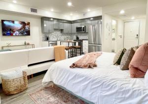 Downtown-King Bed-ADA Elevator-In Unit Laundry