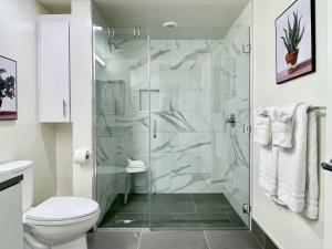 Downtown-King Bed-ADA Elevator-In Unit Laundry