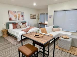 Downtown-King Bed-ADA Elevator-In Unit Laundry