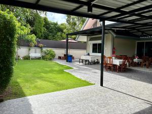 บ้านพักสัตหีบ by Aongsa&Ozone