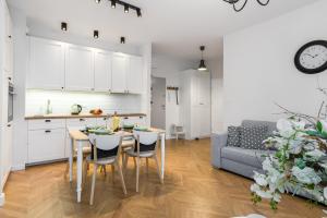 Residence Chwaliszewo Elegant Apartment with Balcony in Poznań by Noclegi Renters