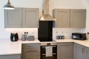 Four Bedroom House by Brookland Stays Serviced Accommodation Short Lets Bristol with Free WiFi