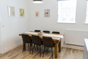 Four Bedroom House by Brookland Stays Serviced Accommodation Short Lets Bristol with Free WiFi