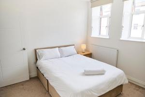 Four Bedroom House by Brookland Stays Serviced Accommodation Short Lets Bristol with Free WiFi
