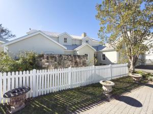 Stylish 4BR Haven w Golf Course Views by the Sea