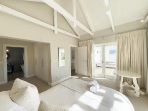 Stylish 4BR Haven w Golf Course Views by the Sea