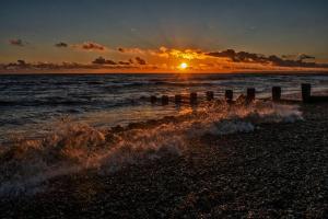 Spacious 3BR flat near beach w workspace