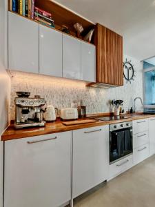 Newly renovated, central, secure 3 bedroom apartment with seaviews & ACs!