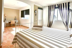 Villa - Sleeps 4 - Jacuzzi - Garden - Pet friendly