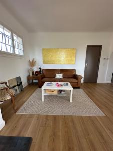 Haut de Villa de 90m2, terrasse vue mer, plages à 5min