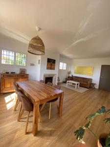 Haut de Villa de 90m2, terrasse vue mer, plages à 5min