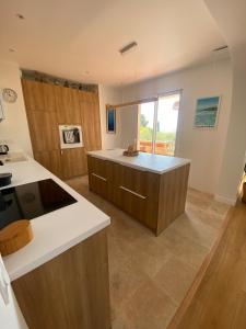 Haut de Villa de 90m2, terrasse vue mer, plages à 5min