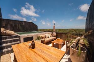 AMIRA - Stylish Penthouse with Rooftop Pool & Sea Horizon