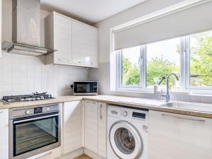 Spacious Surrey Family Home with Free Parking - Pass the Keys