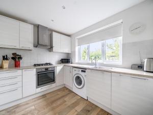 Spacious Surrey Family Home with Free Parking - Pass the Keys