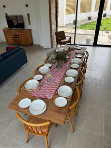 Threshing Barn- Modern 5 Bed, 10 person, Barn Conversion in a Rural Location with Great Access