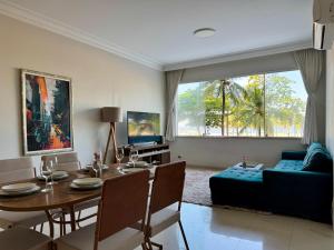 Apartamento Elegante de Frente para o Mar em Copacabana