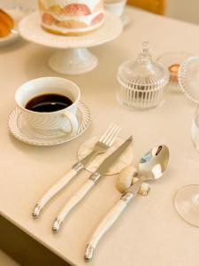 연남동,경의선숲길,홍대입구2번출구,올리브영,연세대,세브란스병원,2룸3베드,Ak홍대쇼핑,짐보관