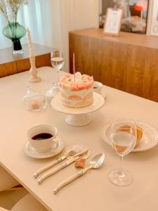 연남동,경의선숲길,홍대입구2번출구,올리브영,연세대,세브란스병원,2룸3베드,Ak홍대쇼핑,짐보관