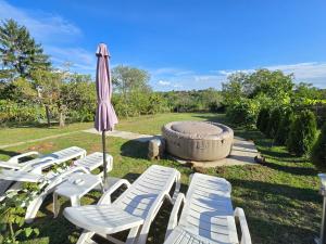 RentiGo Villa Nera with Pool Jacuzzi and BBQ for 6 Guests