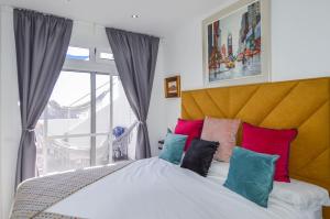 A Cliffside Ocean View Sanctuary for Couples