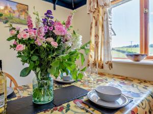 2 Bed in Brechfa 55903