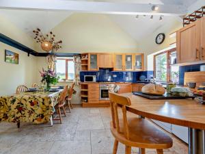 2 Bed in Brechfa 55903