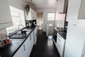 3BR Flat, Parking,WiFi, Near Metro Centre