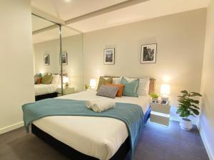 Stylish 1BR Apt with Balcony Parking Near Station