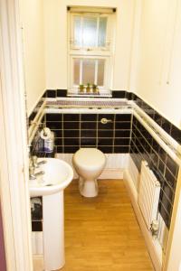 3 Bed Town House - Sleeps 5 - Ensuite - Off Street Parking - Pets Welcome - Wifi - Garden