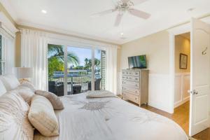 Tropical Hideaway - Luxury home near dining & beach