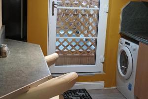 Apartment - Sleeps 5 Free parking & Sun terrace